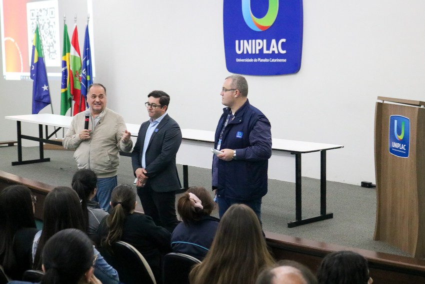 Atividade acadêmica com professores e estudantes na UNIPLAC